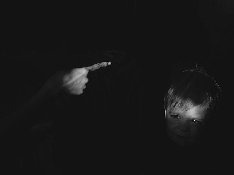 Критика, агрессия, насмешки в семье недопустимы, они также могут стать причиной психотравм
