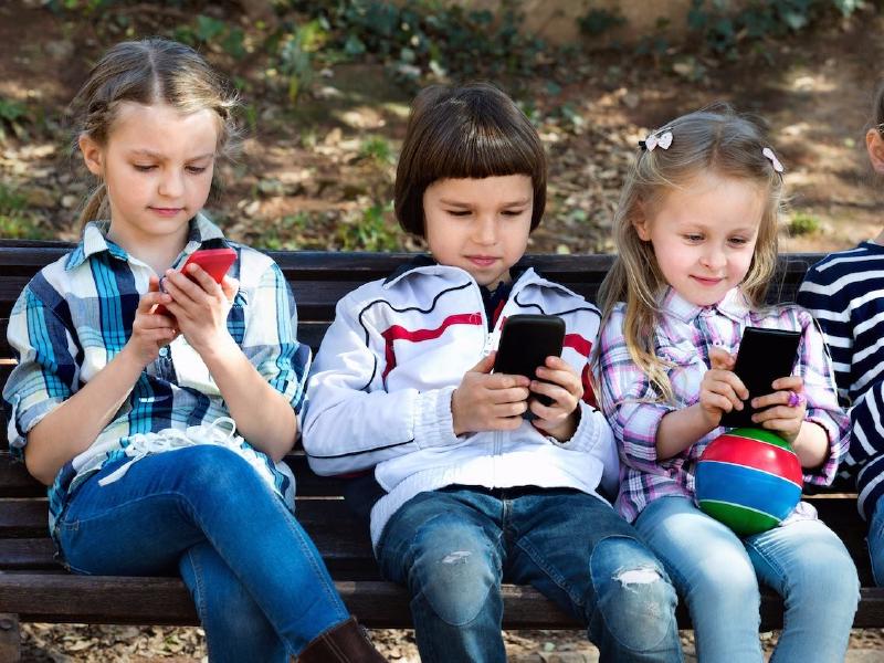 Изображение для Дети и гаджеты: что делать родителям?