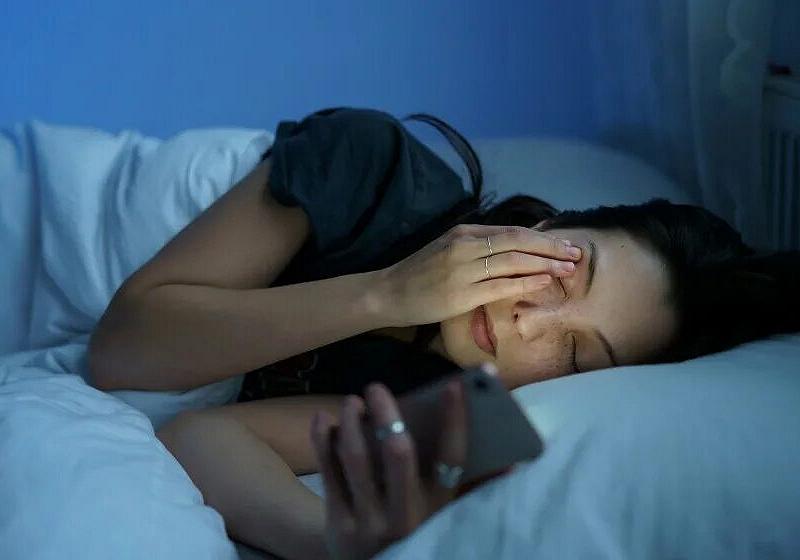 Контакт с гаджетами перевозбуждают нервную систему, препятствуя засыпанию