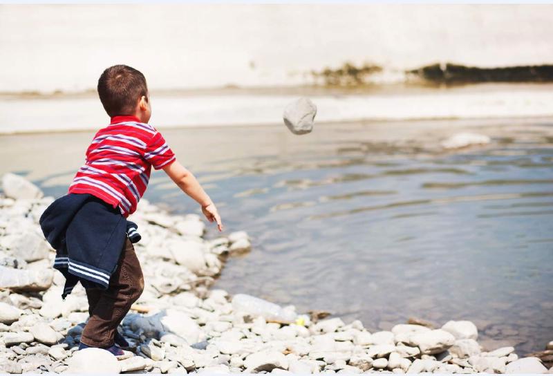 Если кидать камни в воду, это избавит от плохих эмоций и вызовет положительные