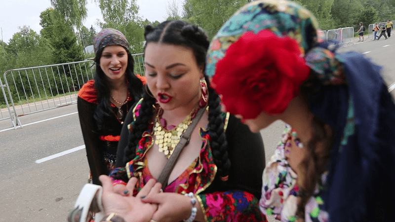 Вы удивитесь, но гороскопы и предсказания пишут самые обычные люди, работа у них такая