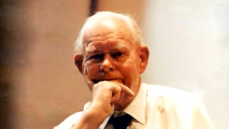 Джон Боулби изучал взаимоотношения детей с родителями, впоследствии другие ученые развили его теорию, перенеся ее на отношения между взрослыми