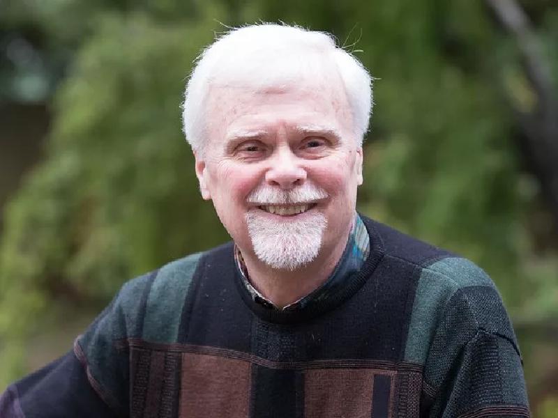 Дэвид Д. Бернс — известный американский семейный психолог, психиатр, доктор медицины Стэнфордского университета и автор книги «Терапия настроения»